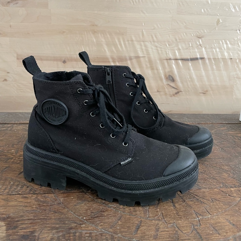 Palladium sneaker boots in black, size 7.5